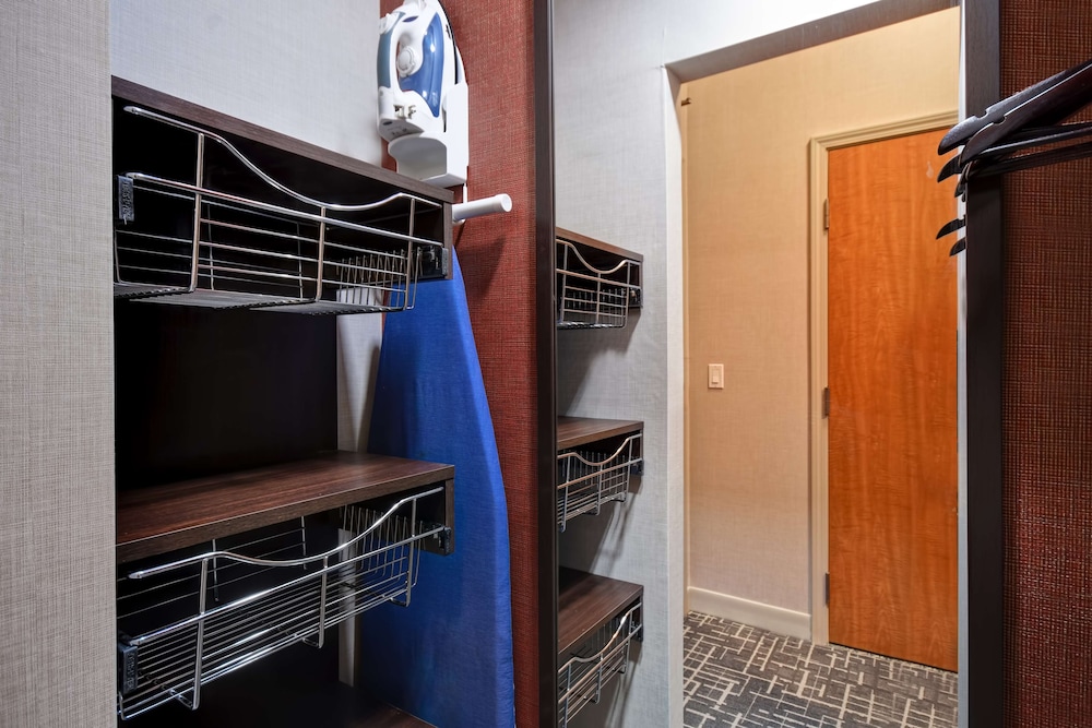 Room, 1 King Bed, Accessible - Photo 2