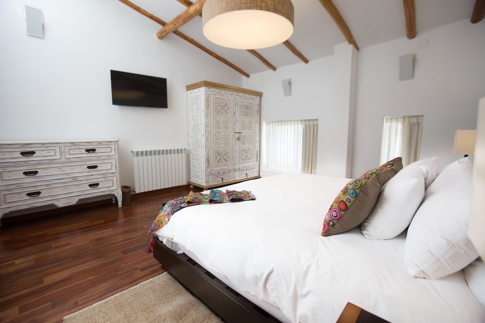 Signature Suite, 1 King Bed with Sofa bed, City View, Tower photo 2
