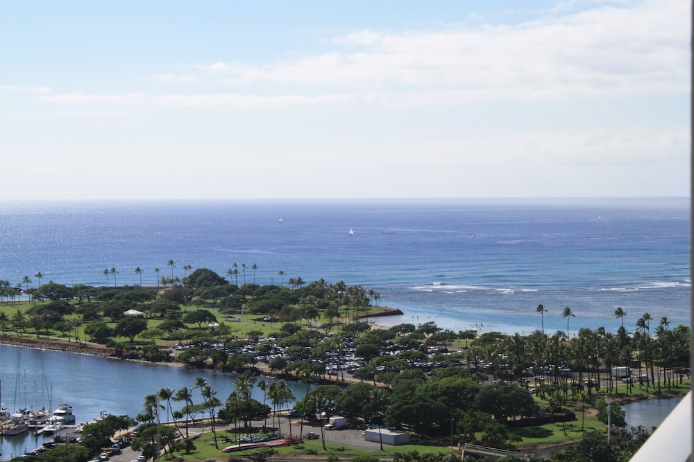 Superior Room, Ocean View (Waikiki Tower) - Photo 1