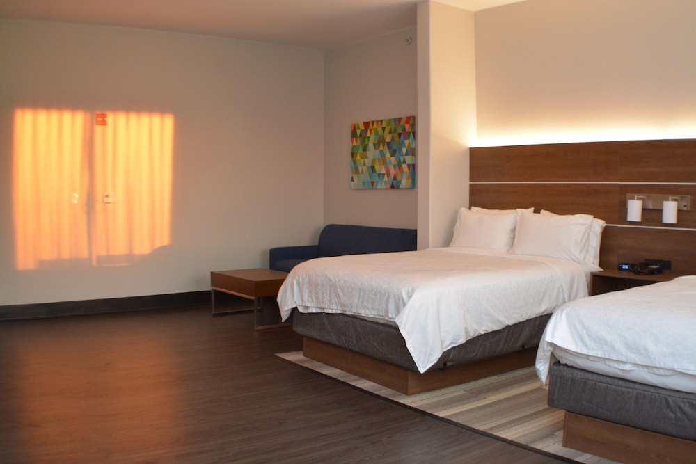 Suite, 2 Queen Beds - Photo 2