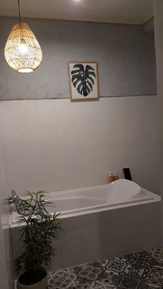 Superior Room, 1 King Bed, Pool View photo 2