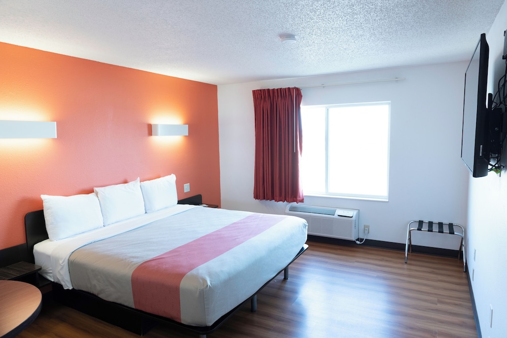 Standard Single Room, 1 King Bed photo 3