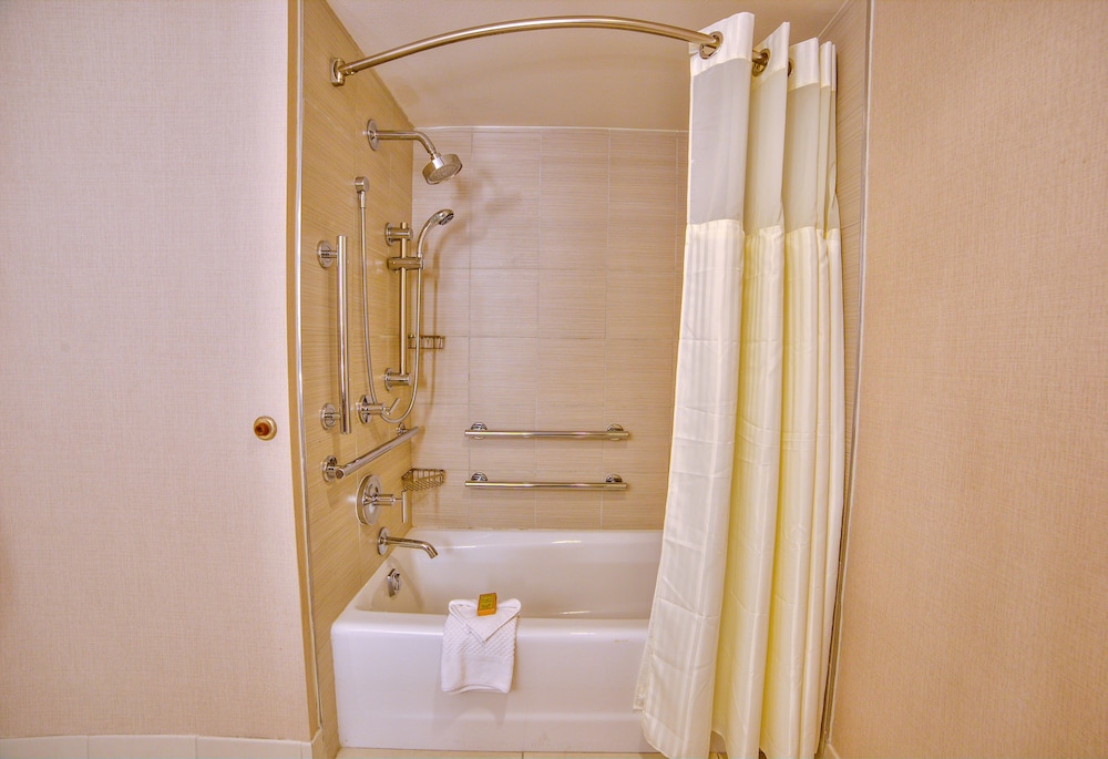 1 King Bed Pure, Hypo Allergenic Friendly, Accessible Tub, Non Smoking - Photo 5