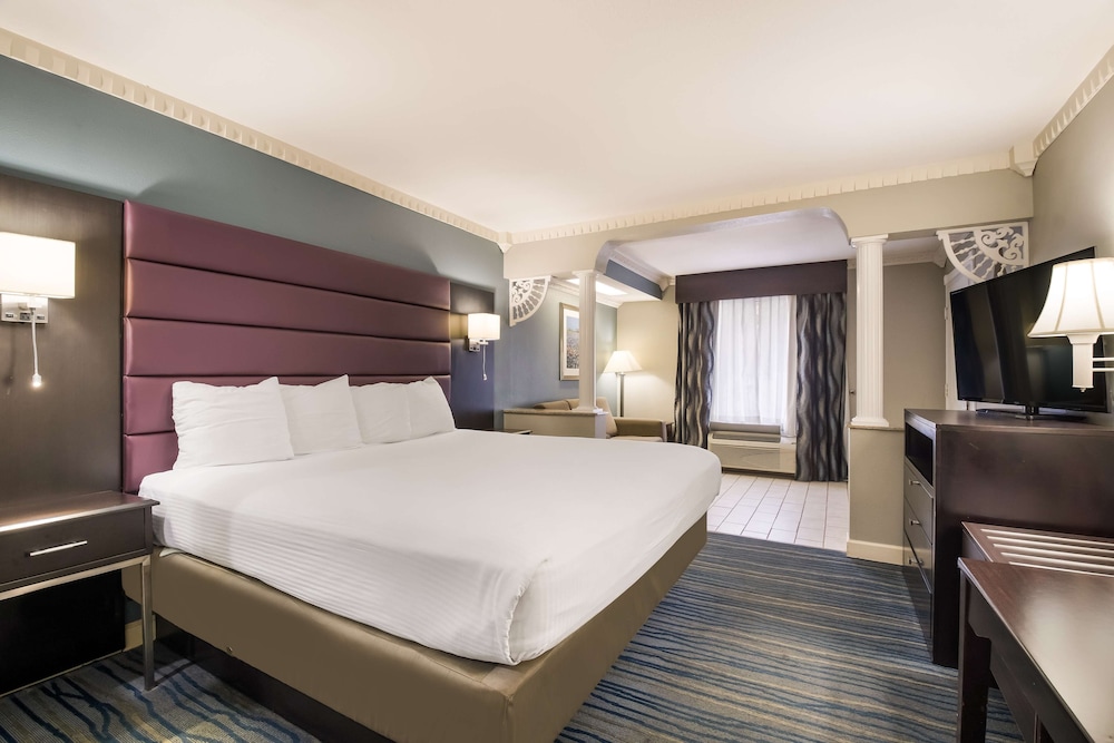 Suite, 1 King Bed, Jetted Tub (Oversized Room) photo 1