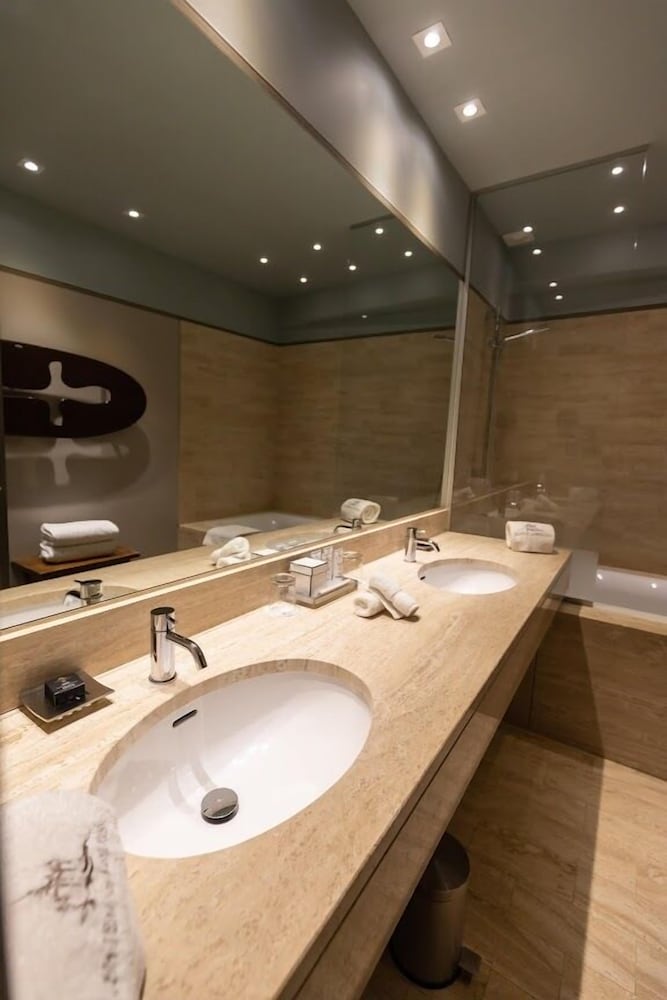Deluxe Room - Photo 12