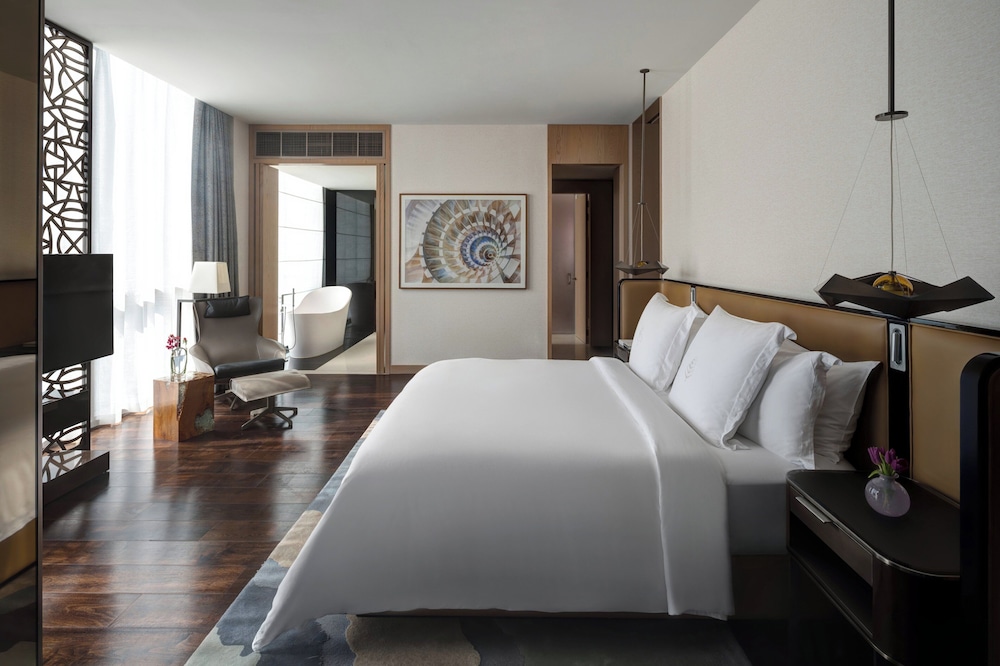 Executive Suite thumbnail 6