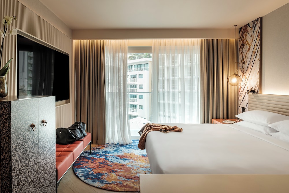 Deluxe Room, 1 King Bed, Balcony