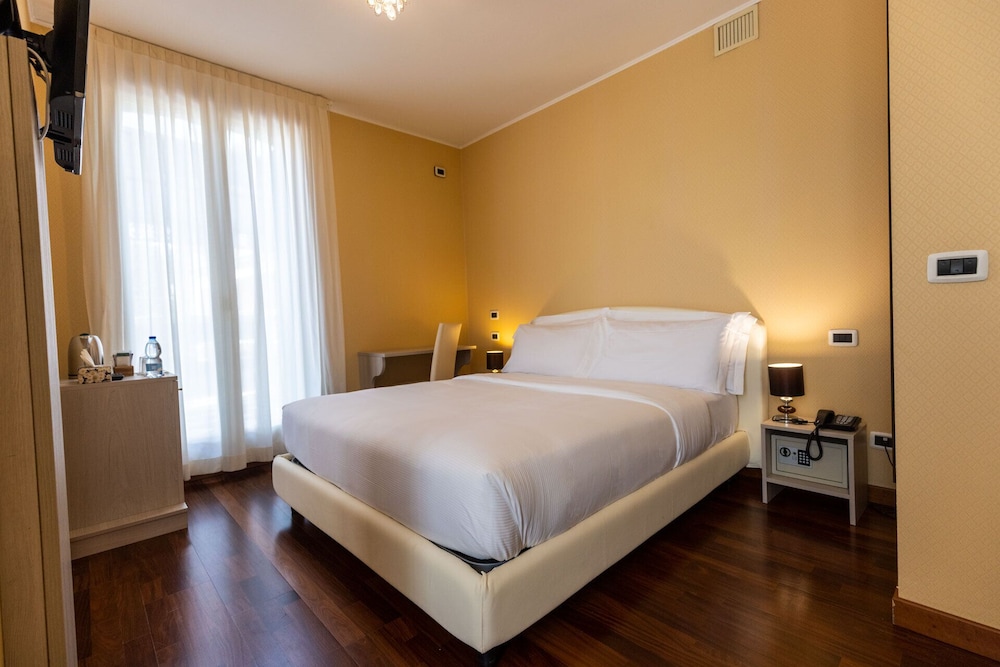 Superior Quadruple Room, Partial Lake View photo 2