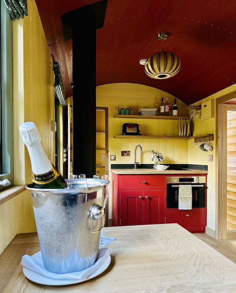 Suite (Couples Woodland, Luxury Shepherd Hut) - Photo 2