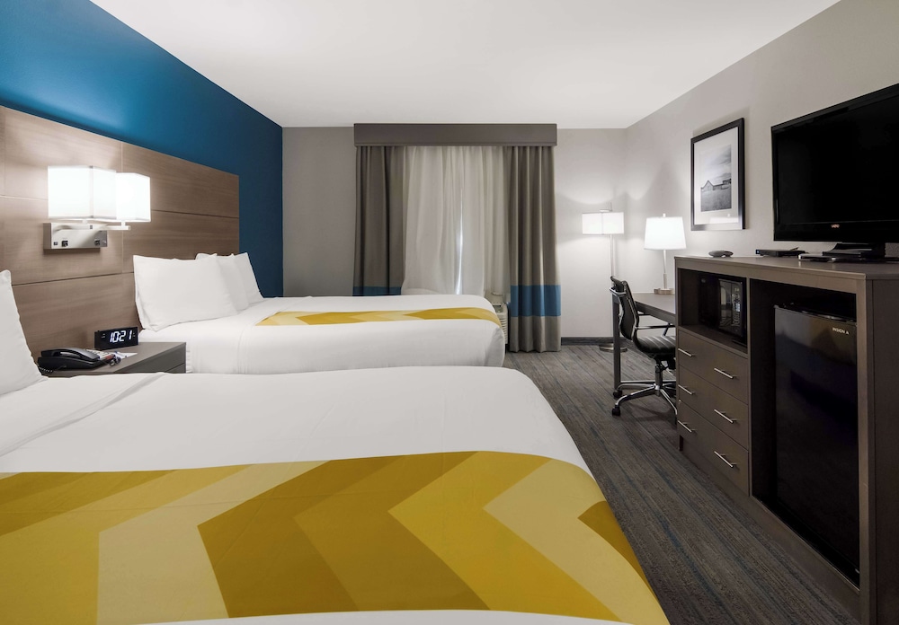 Suite, 2 Queen Beds, Non Smoking, Refrigerator & Microwave (with Single Sofabed) - Photo 3