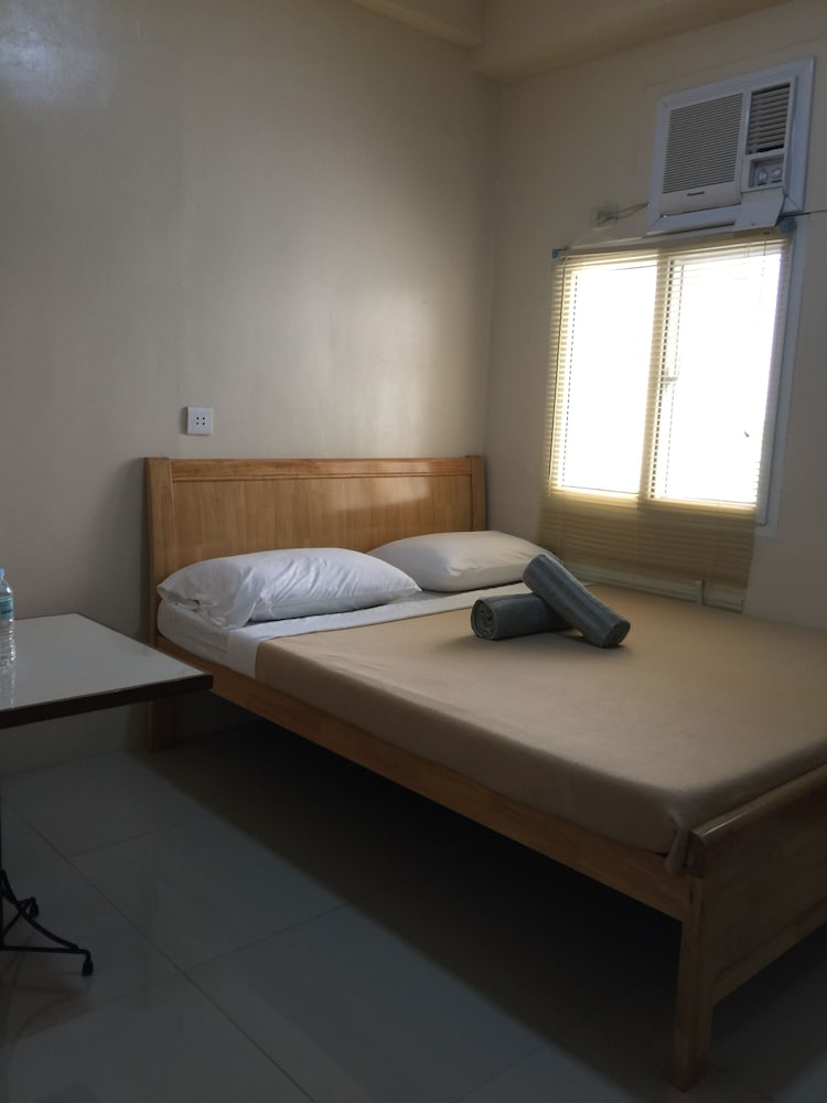 Basic Room, 1 Queen Bed photo 3