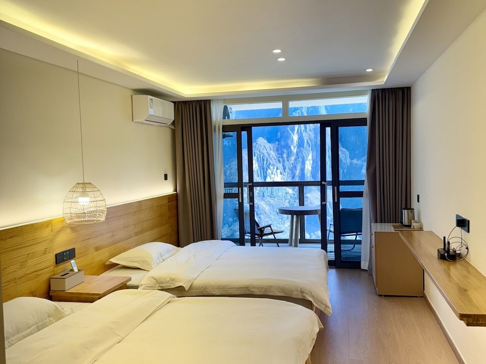 Signature Twin Room, Hill View photo 1