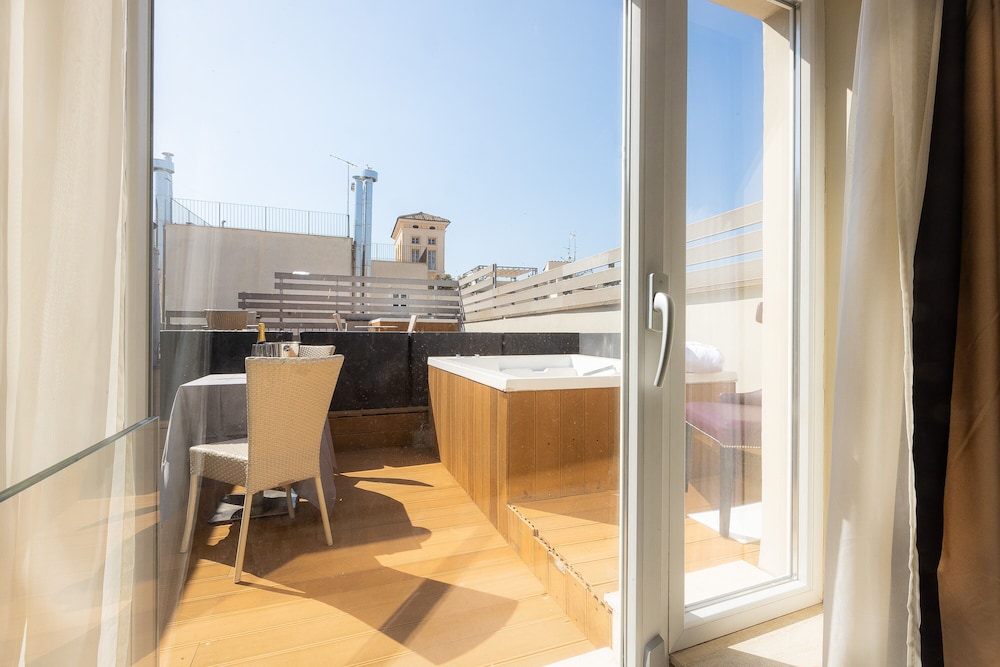 Luxury Room, Hot Tub, City View - Photo 10