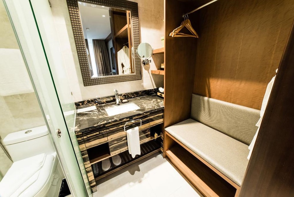 Deluxe King Room - Photo 6
