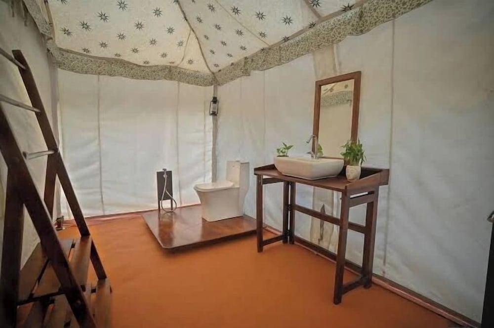 Deluxe Tent photo 3