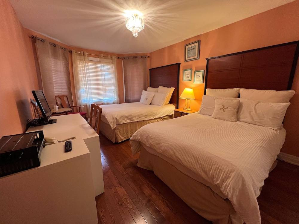 Family Room, 2 Queen Beds, Private Bathroom photo 2