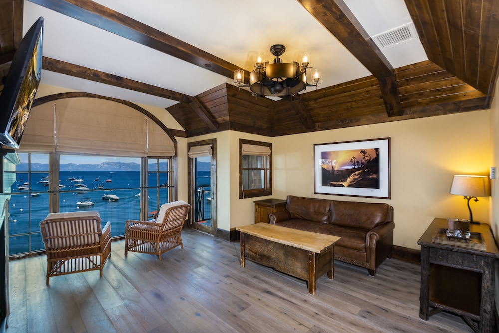 Watson Suite, King Bed with Lake View photo 1