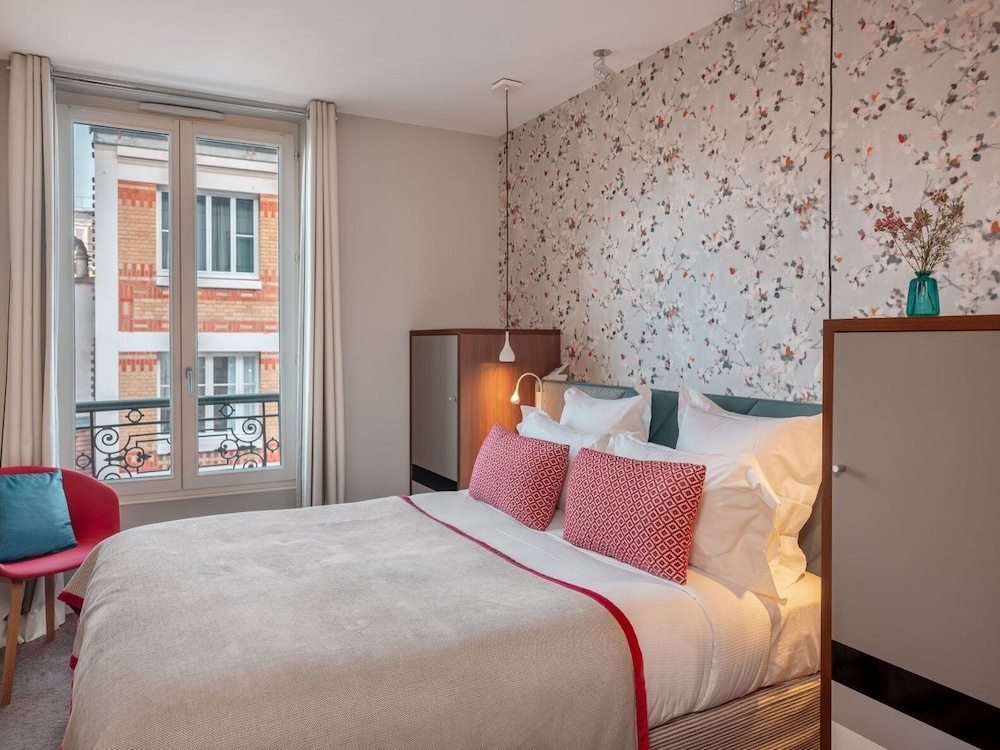 Standard Double Room thumbnail 5