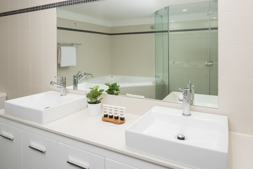 King Pool View Spa Suite - Photo 6
