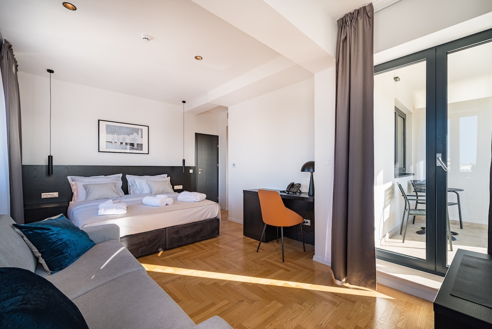 Deluxe Room - Photo 12