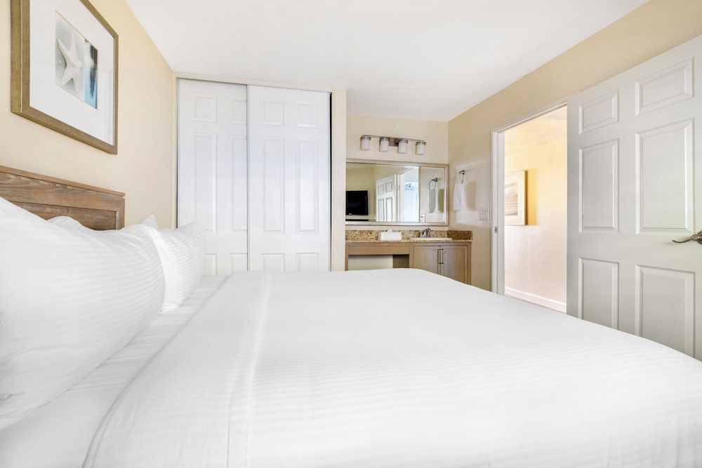 1 Bedroom Ocean View King Suite with Balcony photo 3