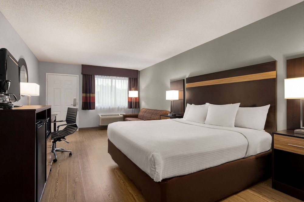 Studio Suite, 1 King Bed, Non Smoking - Photo 2