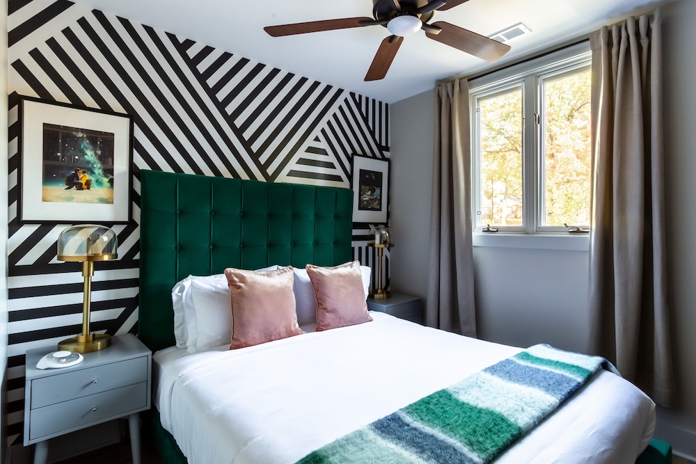 Deluxe Studio, 1 Queen Bed, Non Smoking (Self Check-in with Virtual Front Desk)