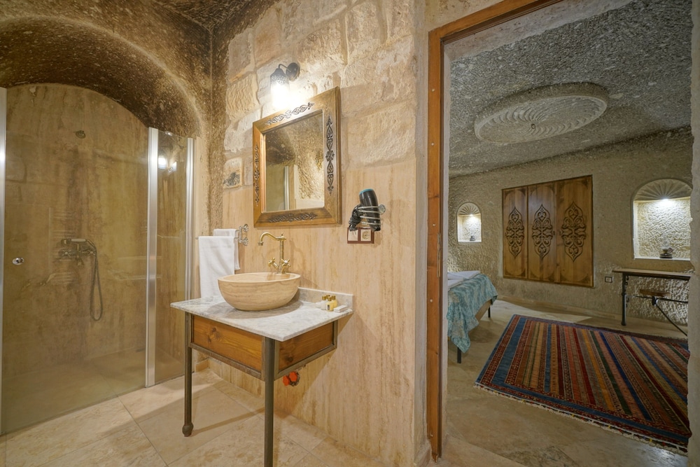 Superior Suite - Photo 9