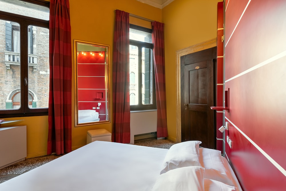 Deluxe Double Room with Whirlpool Bath photo 2