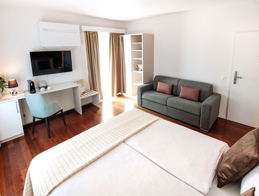 Superior Room, 1 King Bed, Balcony thumbnail 6