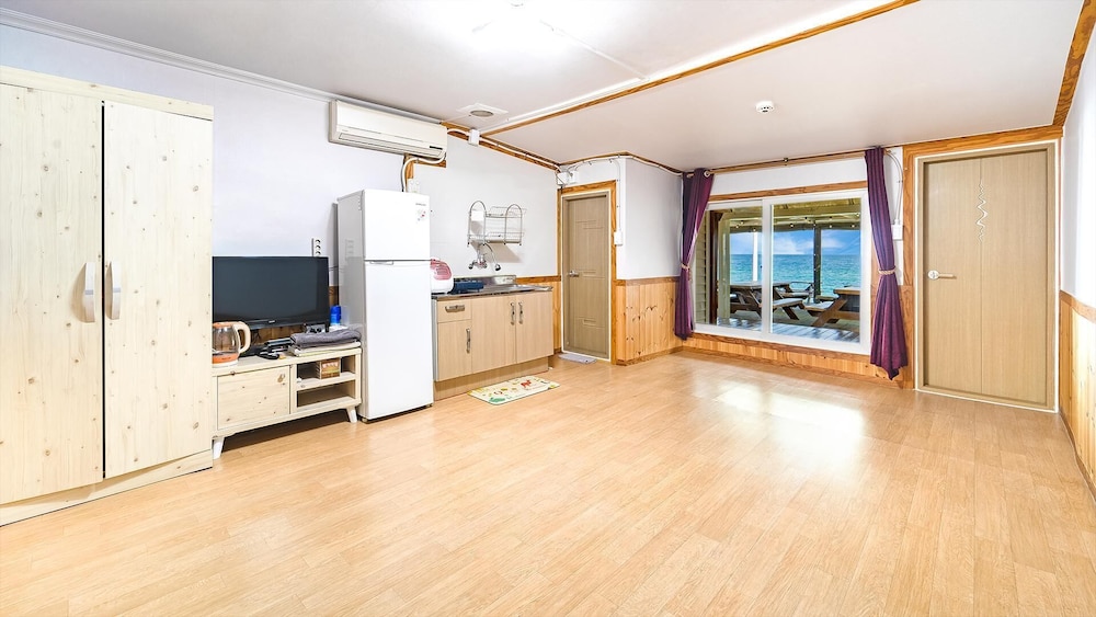 Basic Room, 1 Bedroom (102 (Ocean View))