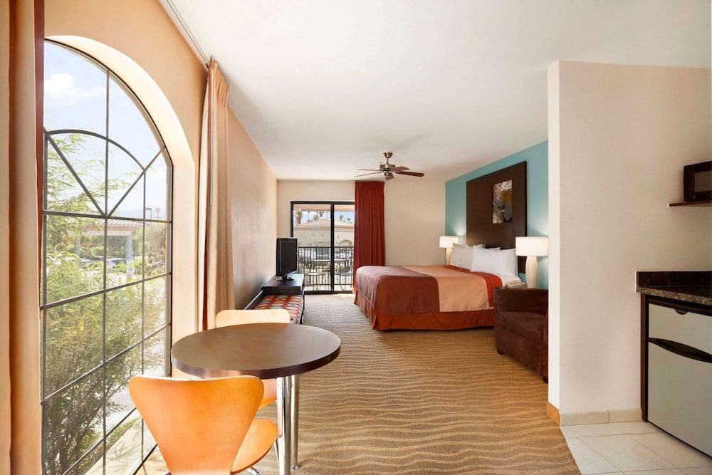 Studio Suite, 1 King Bed, Non Smoking (Upper Floor) - Photo 1