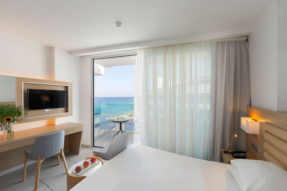 Classic Double or Twin Room, Partial Sea View photo 1