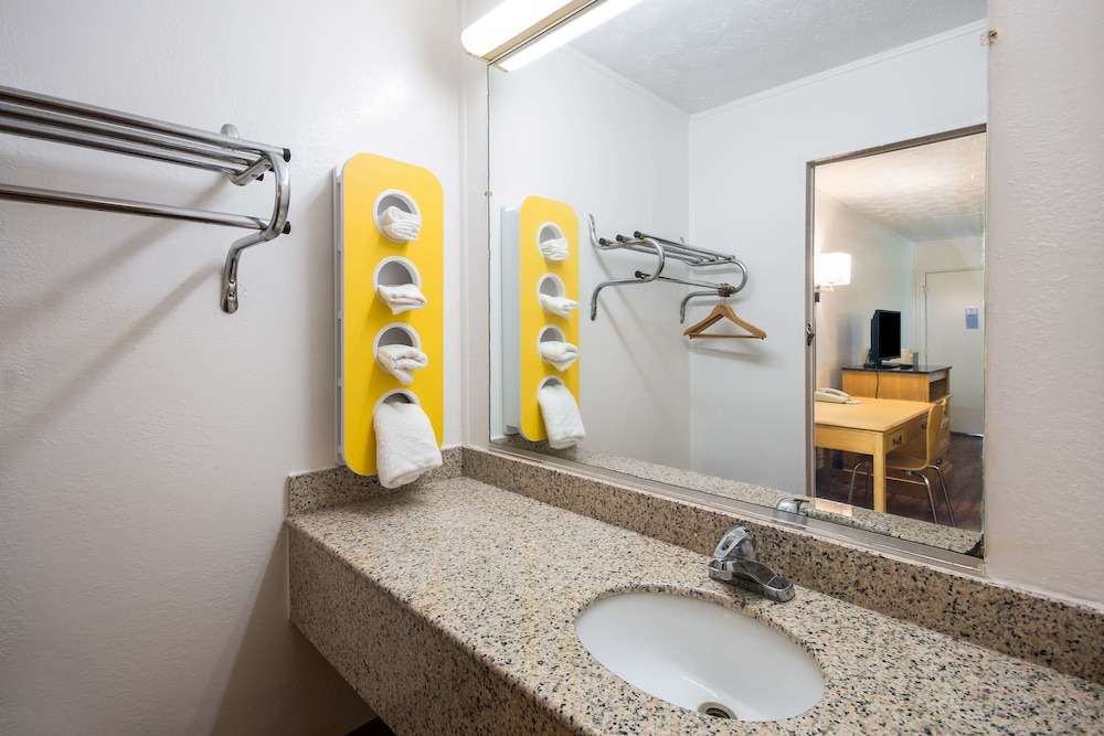 Deluxe Room, 2 Double Beds, Non Smoking, Refrigerator & Microwave - Photo 5