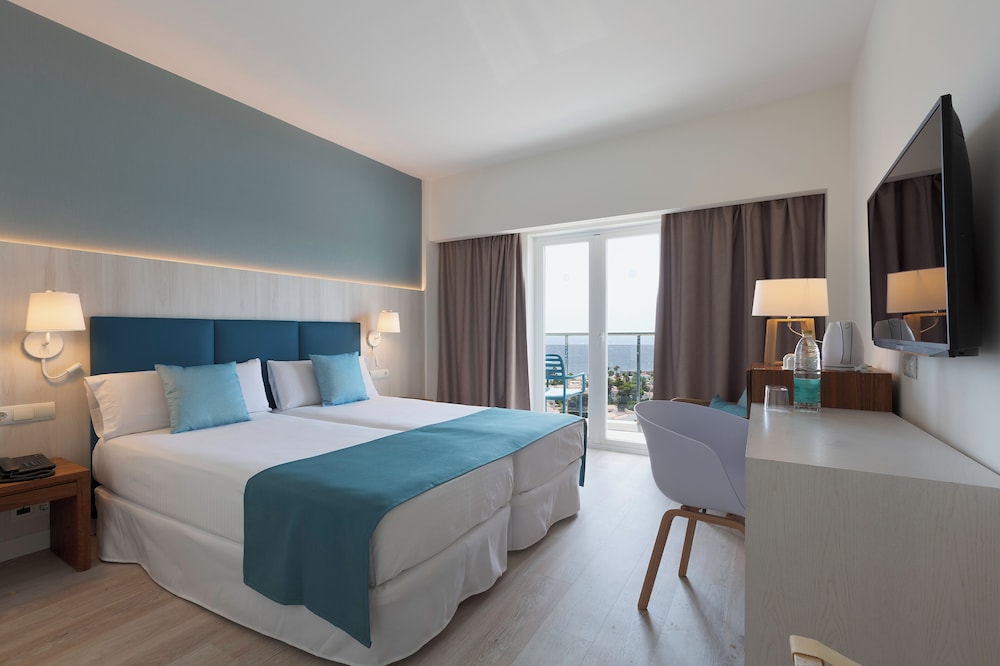 Superior Double Room, Sea View (High floor) - Photo 1