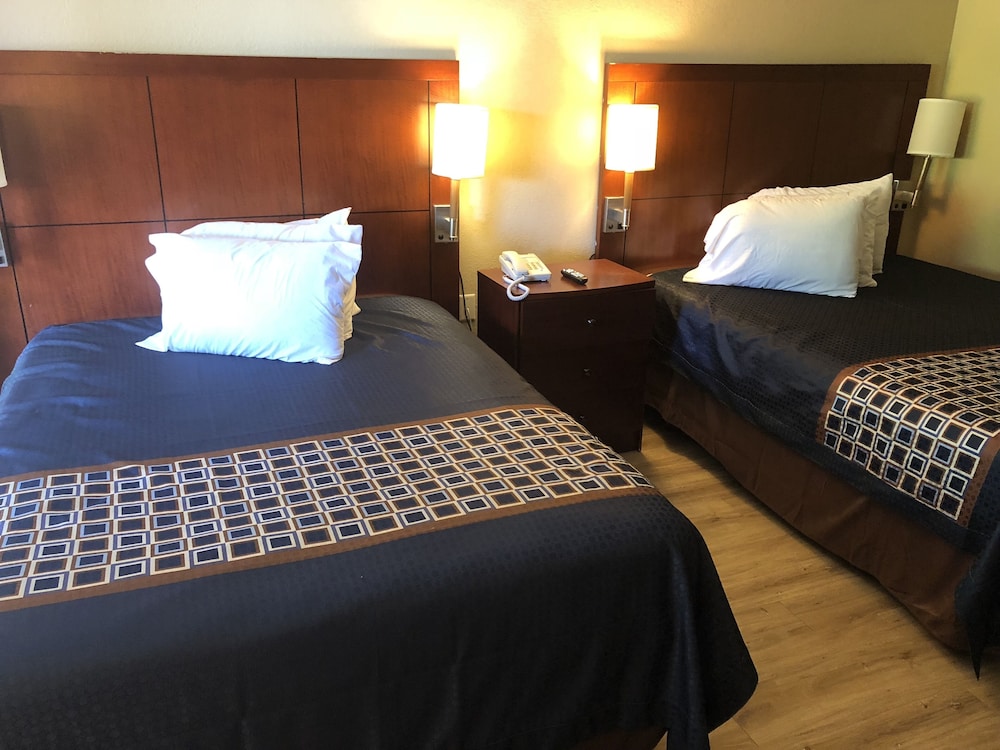 Deluxe Double Room Single Use, 2 Queen Beds photo 3