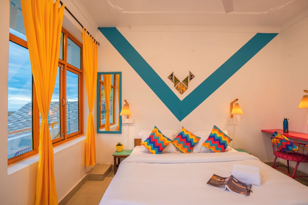 Deluxe Private Room with Premium Balcony and Ensuite Bathroom - Photo 3