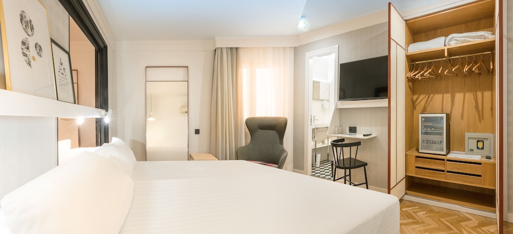 Standard Room thumbnail 5