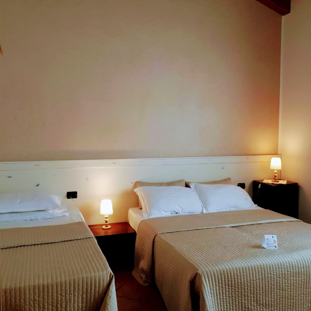 Family Triple Room, 1 Bedroom, Private Bathroom, Park View photo 3