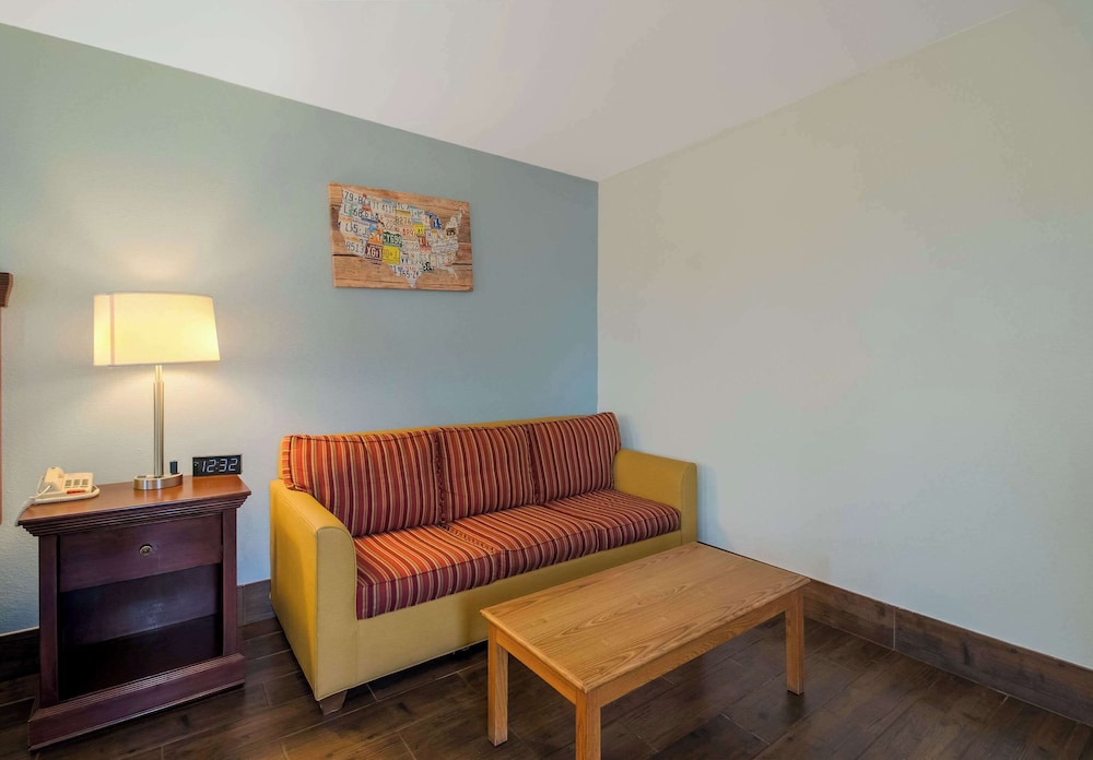 Suite, 1 King Bed with Sofa bed, Non Smoking - Photo 3