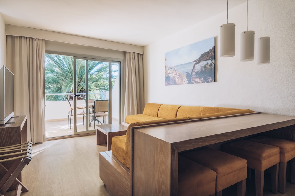 Family Room, Garden View