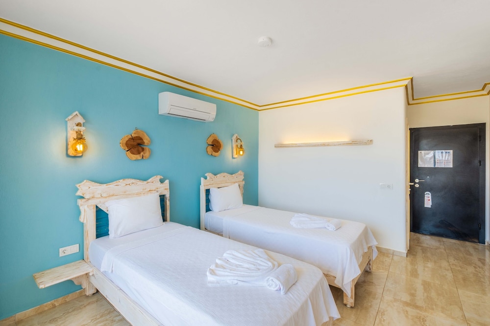Standard Twin Room, Multiple Beds, Pool Access, Sea View