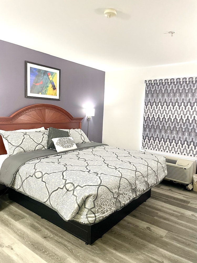 Standard Suite, 1 King Bed photo 1