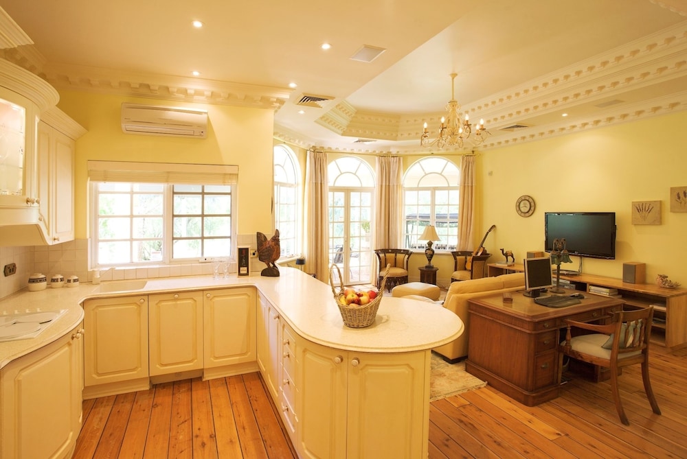 Lakeside Luxury Apartment photo 2