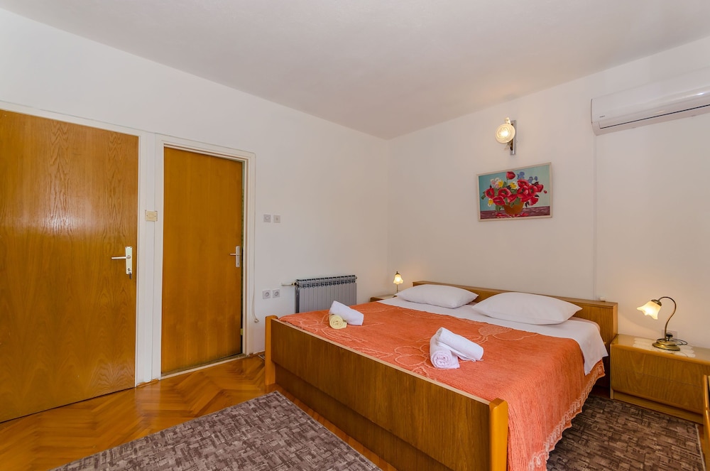 Room (S1)