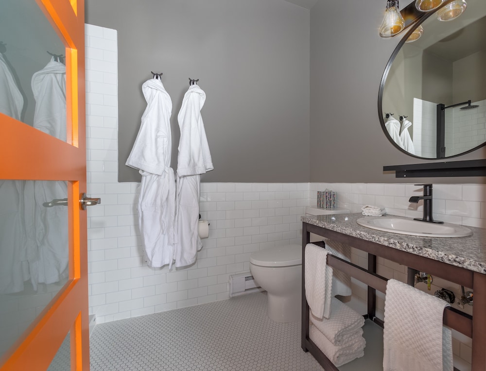 Signature Studio Suite, 1 King Bed with Sofa bed, Kitchenette photo 3