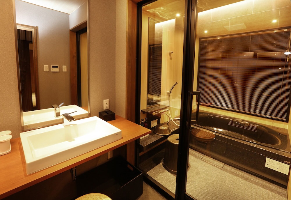 Family Quadruple Room, 2 Bedrooms, Non Smoking, Mountain View photo 2
