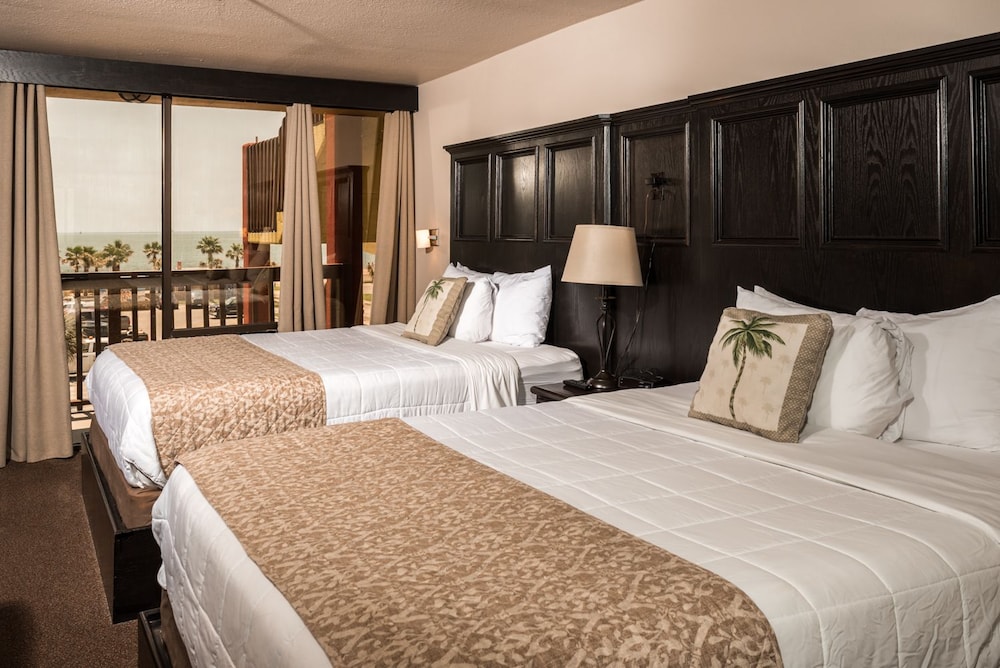Room, 2 Queen Beds, Ocean View photo 2