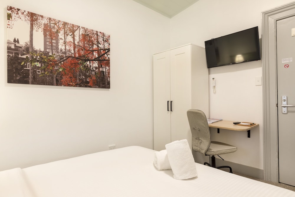 Queen Room, Shared Bathroom