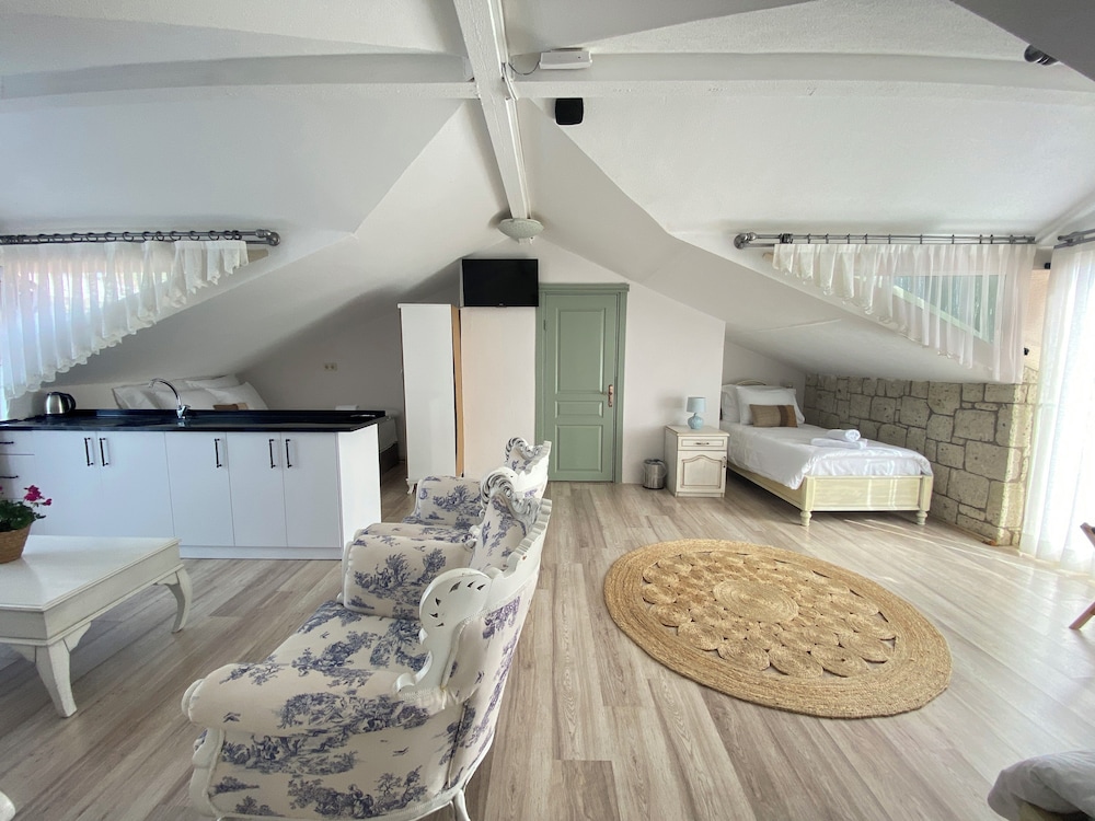 Panoramic Studio, Balcony